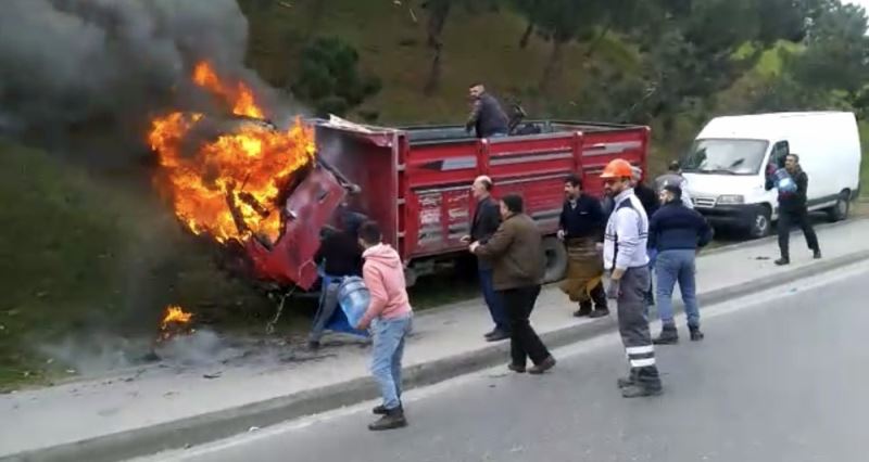 (Özel) Pazarcılar, yanan kamyonetlerini damacanayla su dökerek söndürmeye çalıştı
