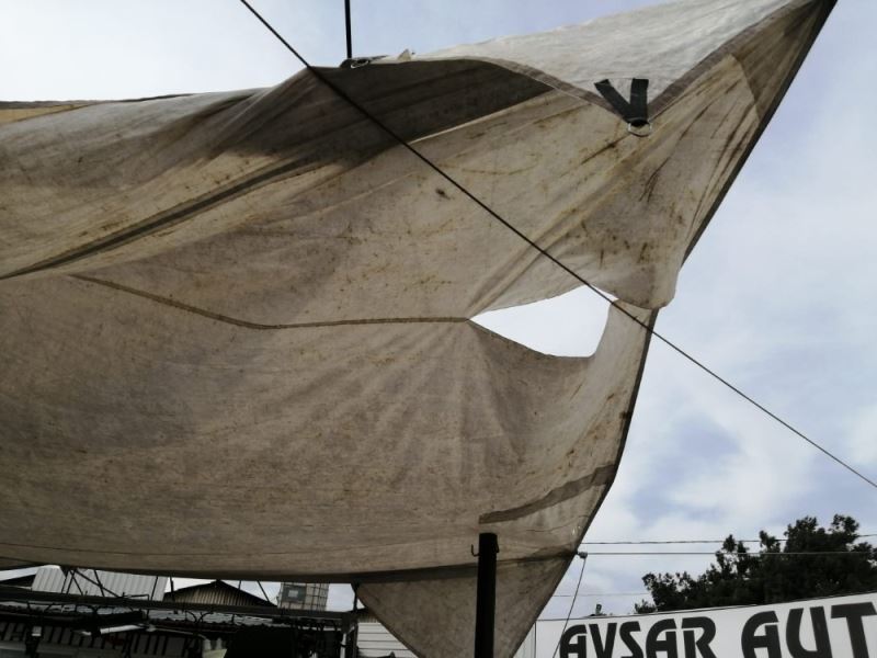 Şiddetli rüzgar pazarcılara zor anlar yaşattı
