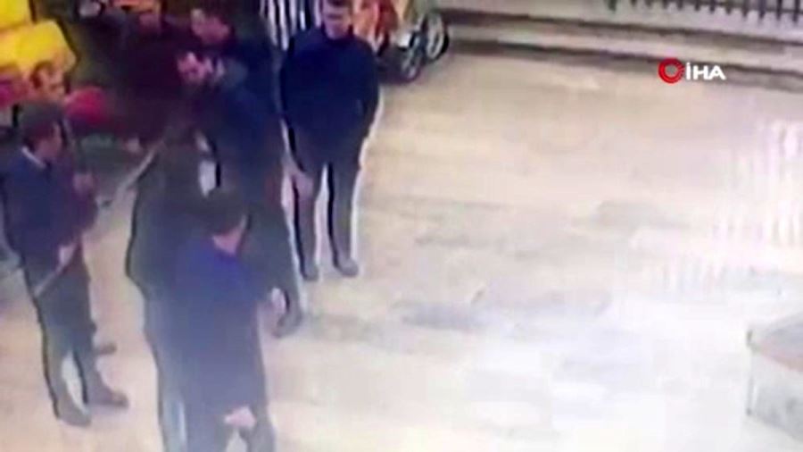 Beşiktaş’ta zabıtalar bıçaklı kavgayı çöp süpürgesi ile ayırdı...Bıçaklı kavga kamerada
