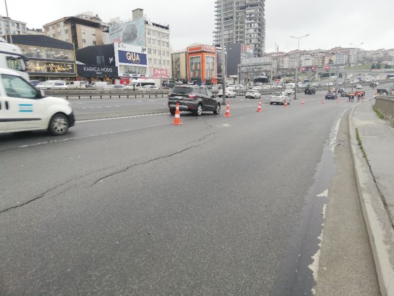 Avcılar’da çatlakların oluştuğu yolun tek şeridi trafiğe kapatıldı
