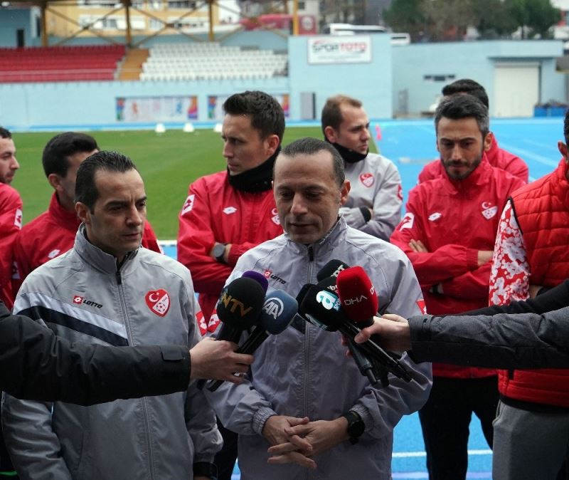 FIFA kokarlı hakemler ve sporcular yenilenen Burhan Felek Atletizm Stadı’nda
