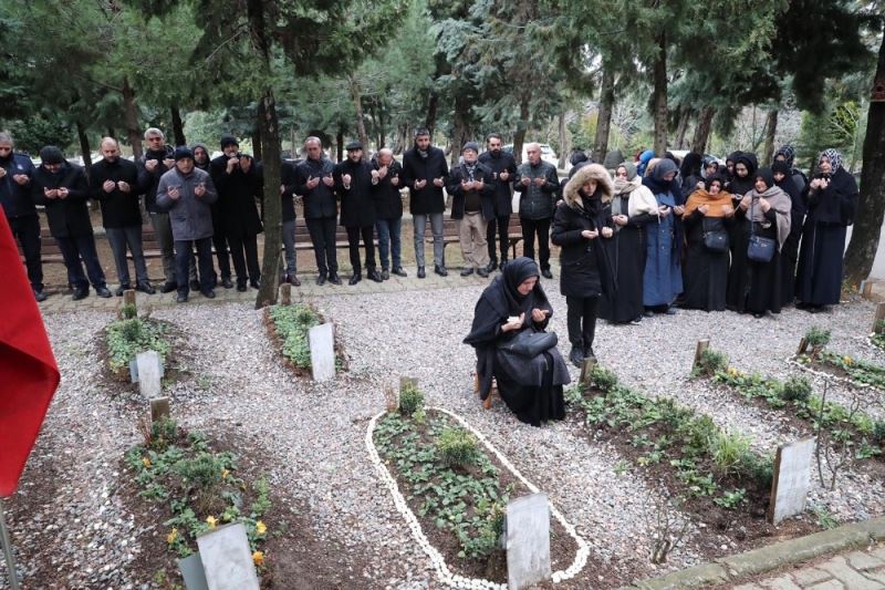 Kartal’daki Yeşilyurt apartmanı’nda hayatını kaybedenler mezarları başında anıldı

