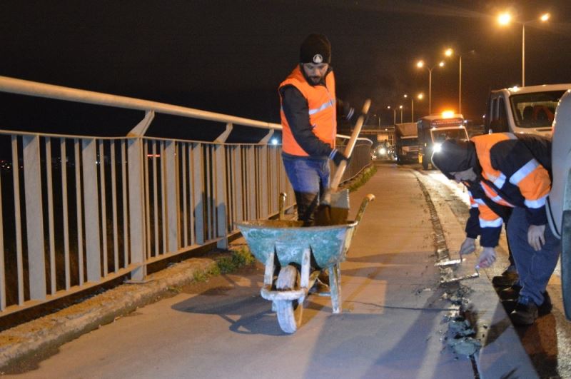 Avcılar’da çatlakların oluştuğu yolun şeridinde iyileştirme çalışmaları yapıldı
