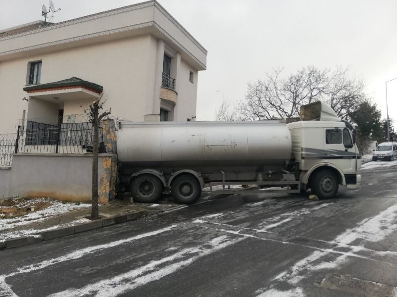 Avcılar’da buzlanan yolda kayan tanker bahçe duvarına daldı
