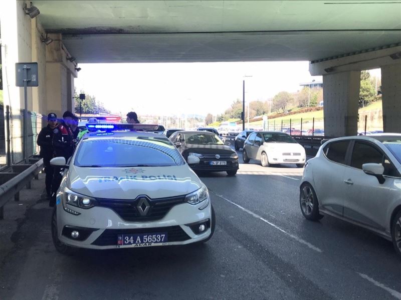 Üst geçitten damlayan su motosikletli polislere kaza yaptırdı: 2 polis yaralı
