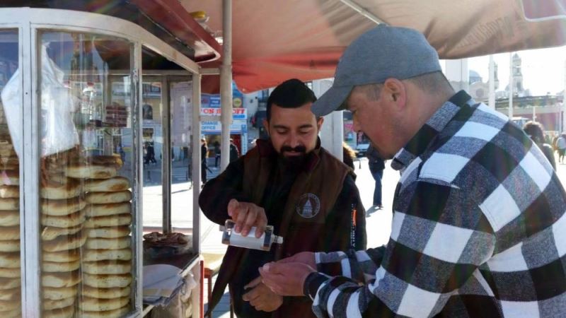 Esnaf kardeşlerden korona virüse karşı müşterilerine 