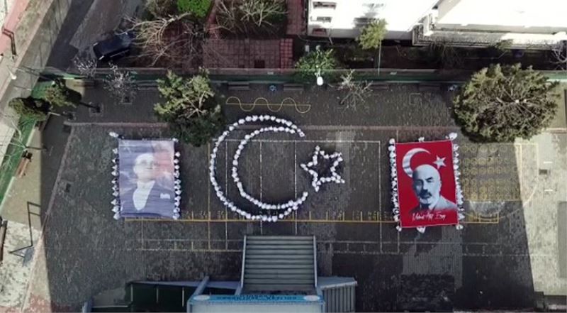 İlkokul öğrencilerinden duygulandıran ay yıldızlı koreografi
