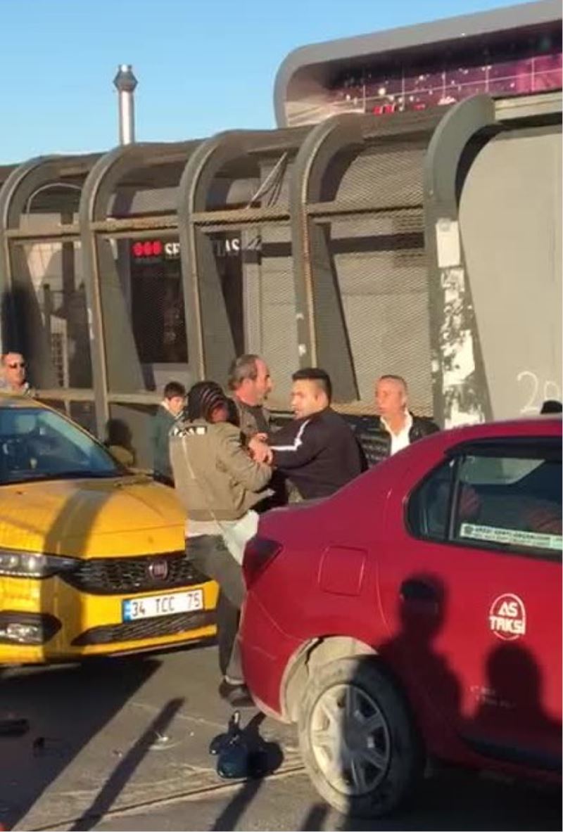 Kadın yolcudan taksiciye “şarj aleti” dayağı
