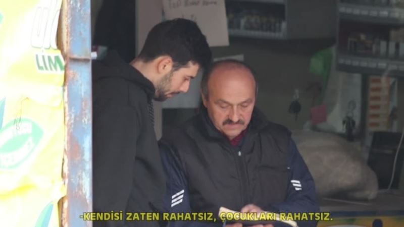 Vatandaşların bakkal borçlarını kapatıp, içi para dolu zarflar dağıttılar
