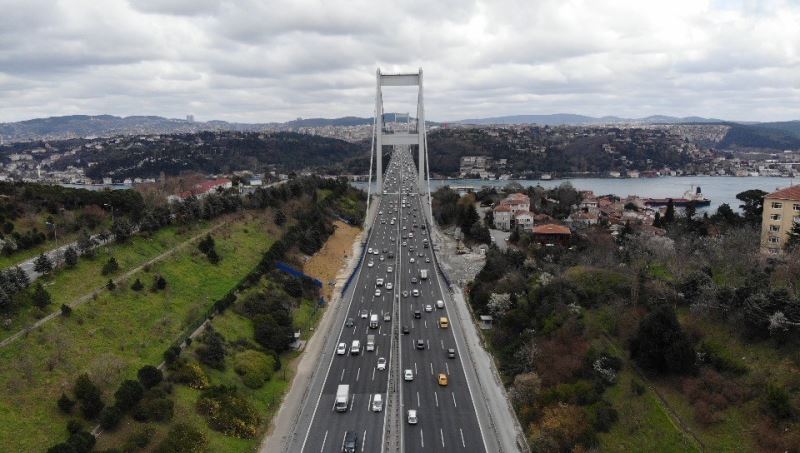 İstanbul’un boş meydanları ve trafiği havadan böyle görüntülendi
