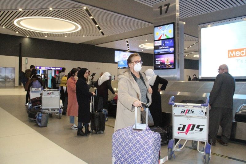 İngiltere’deki Türkler yasağın başlamasına dakikalar kala Türkiye’ye geldi
