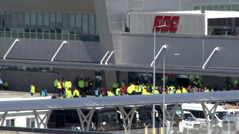 Avrupa’dan dönen Türkleri taşıyan ilk uçak İstanbul Havalimanı’na indi
