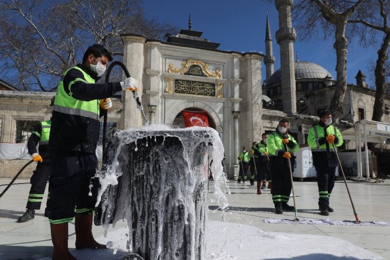 (Özel) Eyüpsultan’da korona virüsüne sabunlu köpüklü önlem
