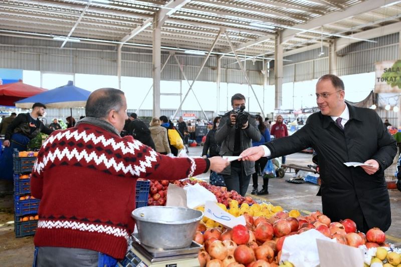 Başkan Çalık’tan semt pazarında korona virüs bilgilendirmesi