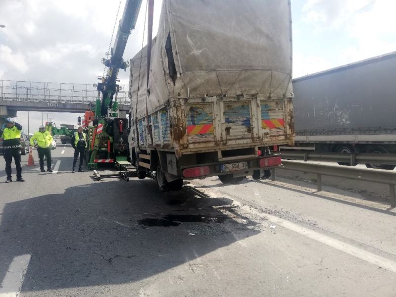 TEM’de kamyonet devrildi, trafik kilitlendi
