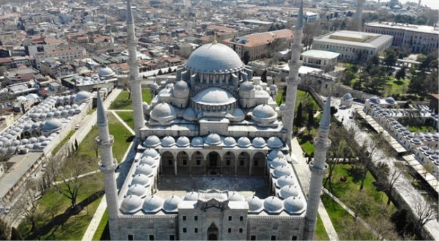 İstanbul’un tarihi camileri boş kaldı