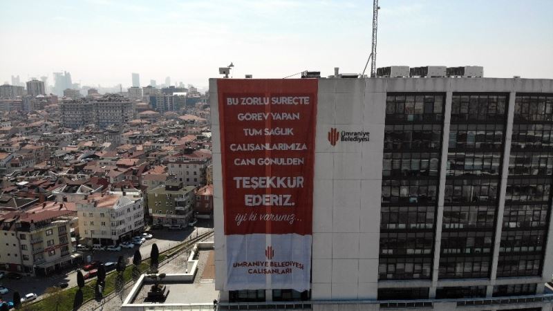 Sağlık çalışanlarına destek için açılan dev pankart havadan görüntülendi
