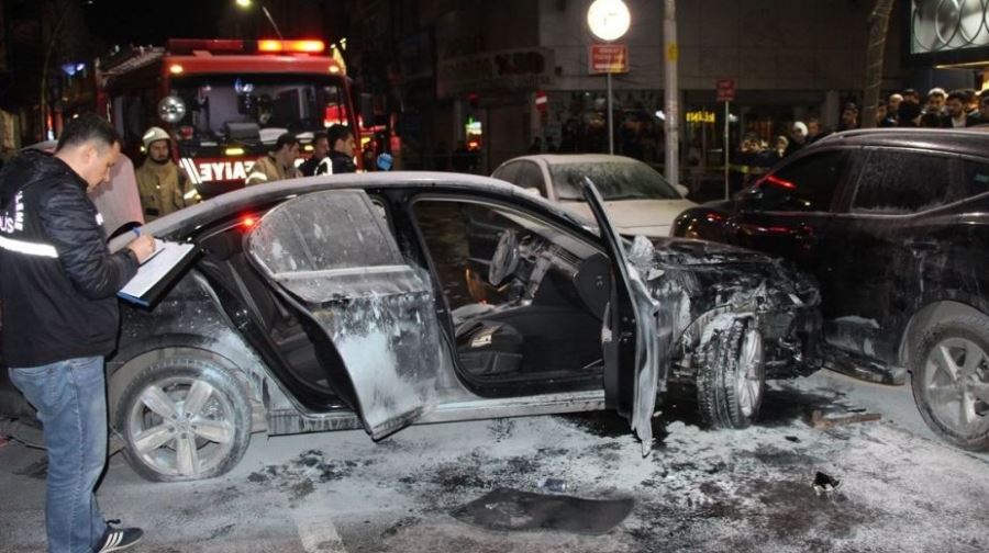 (Özel) Kontrolden çıkan otomobilin karşı şeride geçip park halindeki araçlara çarptığı anlar kamerada