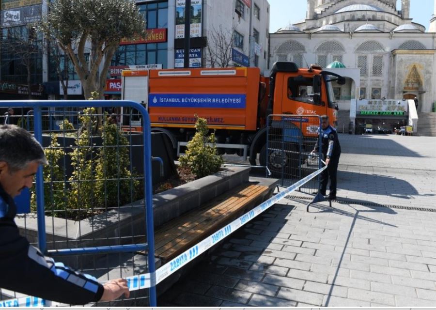 Bariyerde bankta oturmalarına engel olamadı