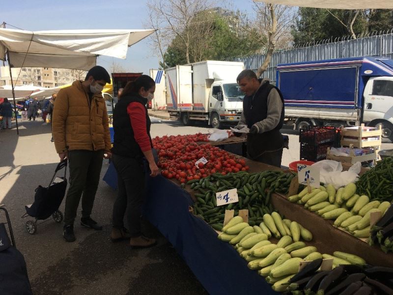 Pazarda seçmece yasaklandı, yiyecekleri pazarcılar poşetledi
