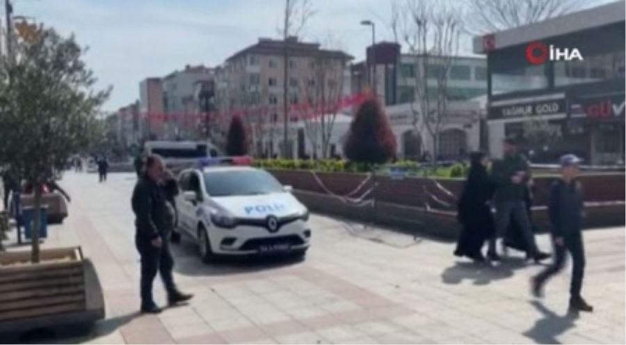 İstanbul’da polisten megafonla korona virüse karşı 
