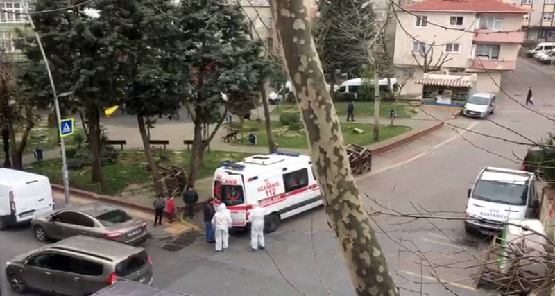 Sağlık ekipleri şüpheli vak’aya müdahale etti, evde kalması gereken çocuklar o anları izledi
