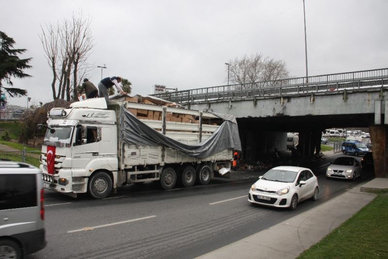 (Özel) Unkapanı Köprüsü’nde trafiği kitleyen kaza
