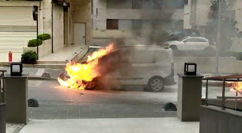 (Özel) Kadıköy’de otomobilin sokak ortasında alev alev yandığı anlar kamerada
