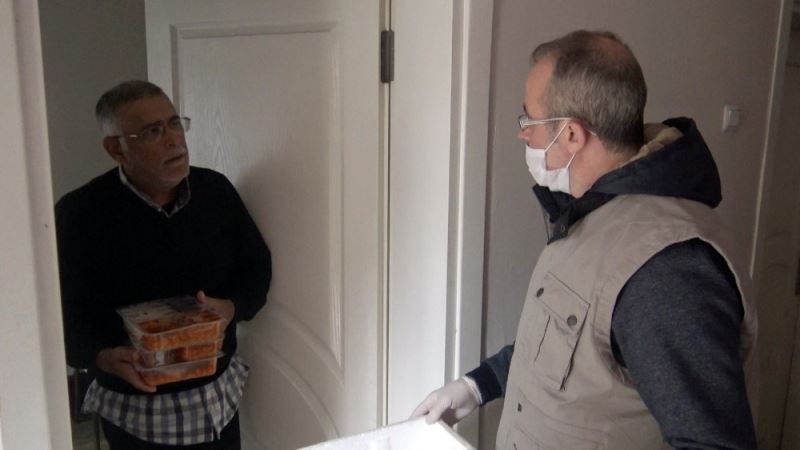 Beyoğlu Belediyesi evden çıkamayan yaşlıları unutmadı