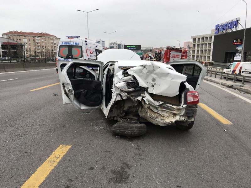 Araç içinde sıkışarak ağır yaralanan kadının kurtarılma anları kamerada
