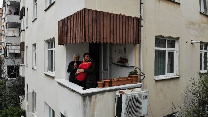 (Özel) Balkonda tulum çalan kadın tüm mahalleye moral verdi
