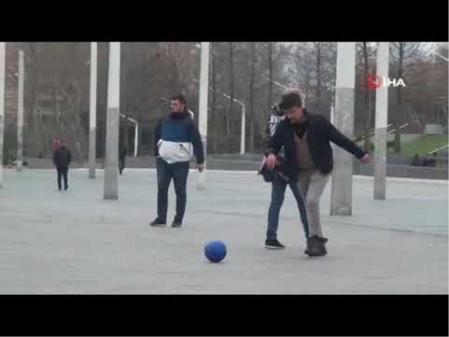 (Özel) Taksim’de sosyal mesafe uyarısını umursamayan gençler top oynadı