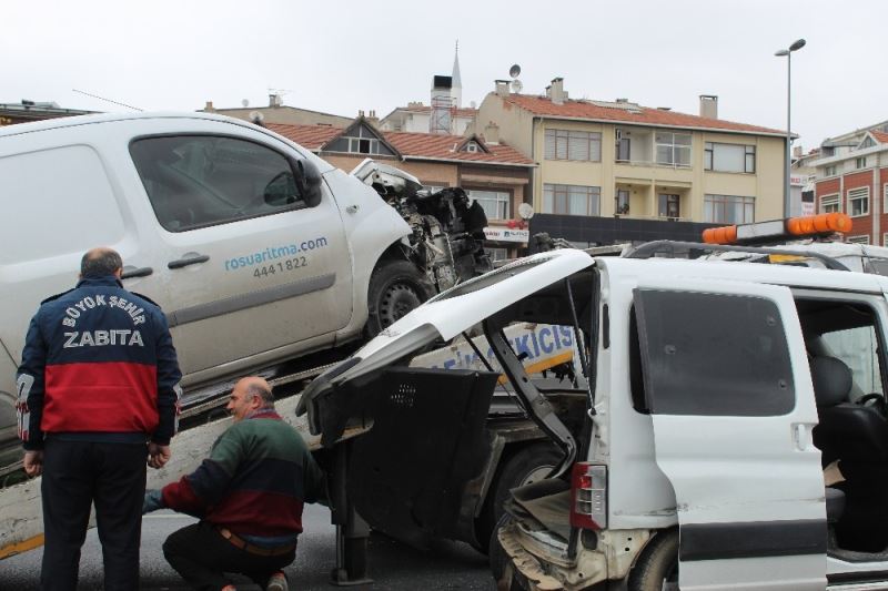 E-5’te hızını ayarlayamadı önündeki araca çarptı : 2 yaralı
