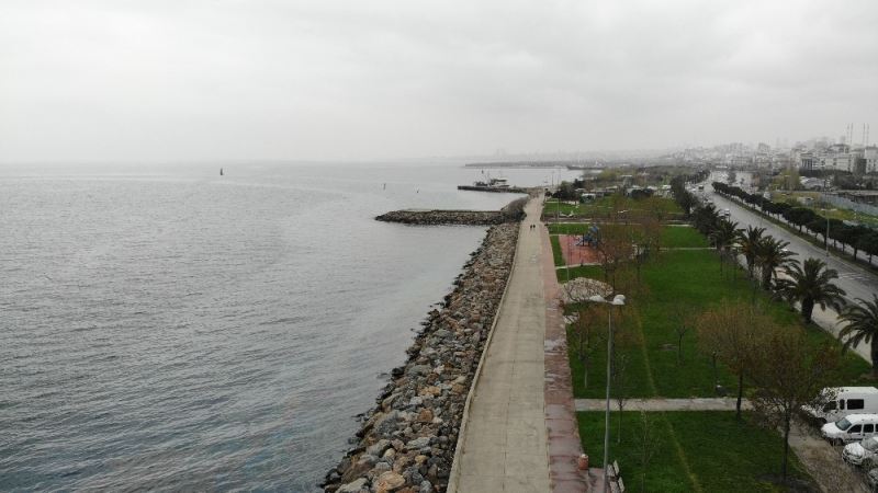 Korona virüs tehlikesi aldırmadan sahilde gezen vatandaşlar havadan görüntülendi
