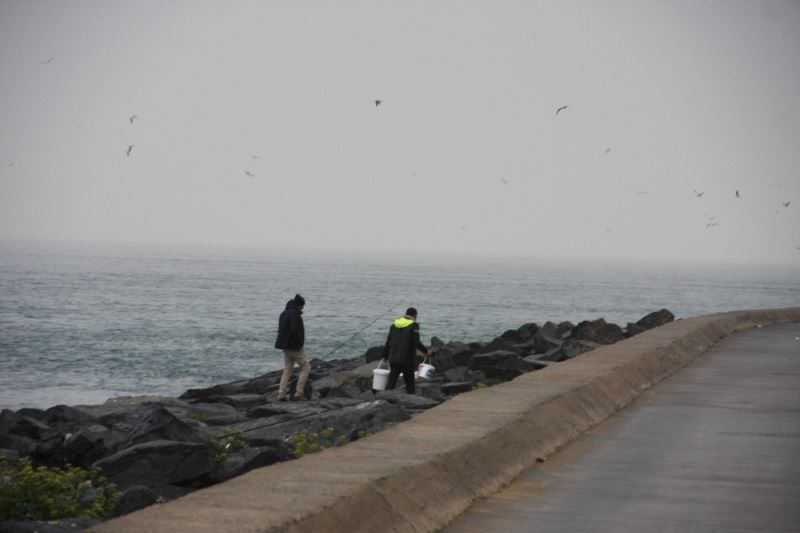 (Özel) Yasağa uymayan vatandaşlar balık tutmaya devam ediyor
