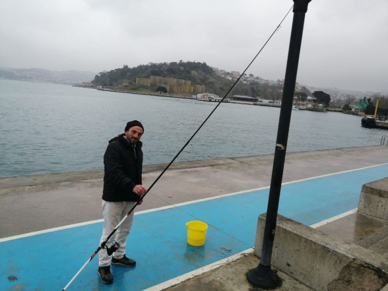 Yasak dinlemeyen vatandaşlardan kimisi balık tuttu, kimisi de sahilde spor yaptı
