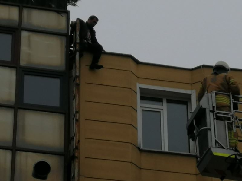 5 katlı binanın çatısına çıkan şahıs intihardan zar zor vazgeçirildi