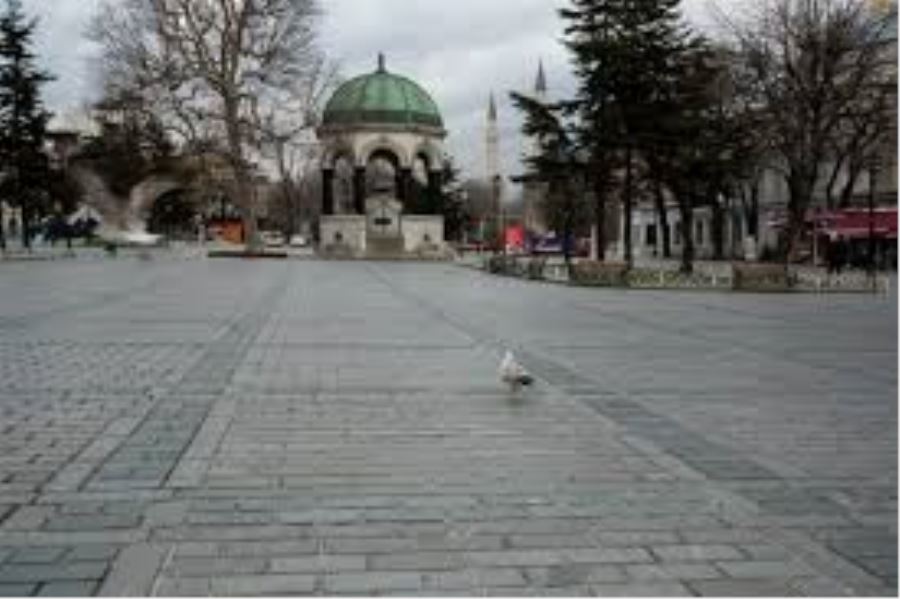 İstanbul’un tarihi meydanları boş kaldı