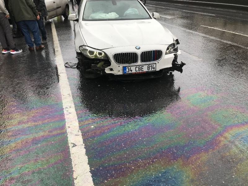 Kayganlaşan yolda kaza yapan araç sürüklenince lastikleri fırladı
