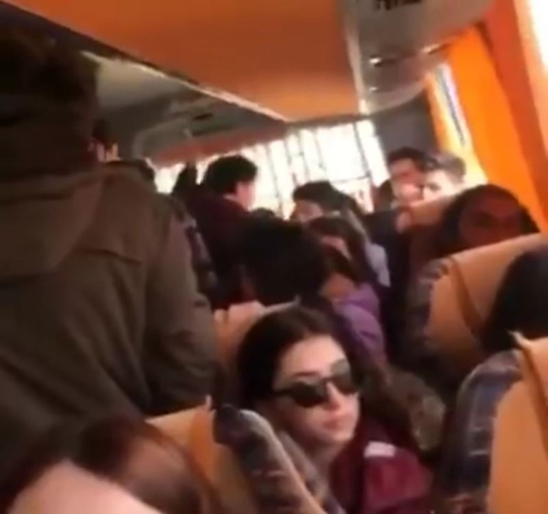 Otobüste öğrenciler ile görevlinin ‘fazla ücret’ tartışması kamerada
