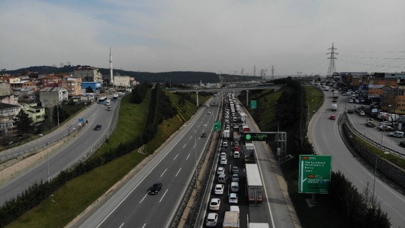 Korona virüs denetiminde oluşan uzun araç kuyrukları havadan görüntülendi
