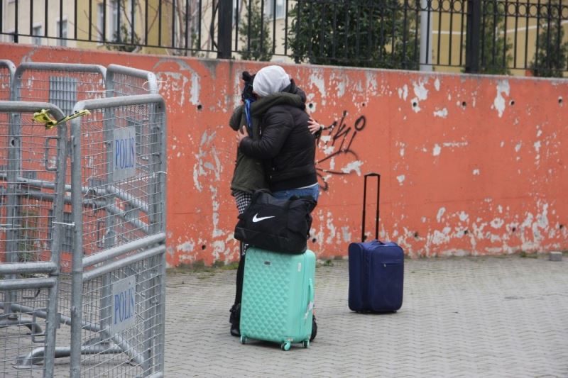 Yurtlarda kalan vatandaşlar tahliye ediliyor
