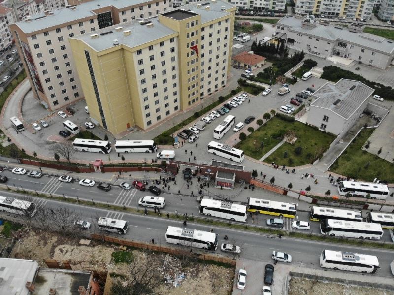 Yurtlarda kalan vatandaşları almaya gelen otobüsler uzun kuyruklar oluşturdu
