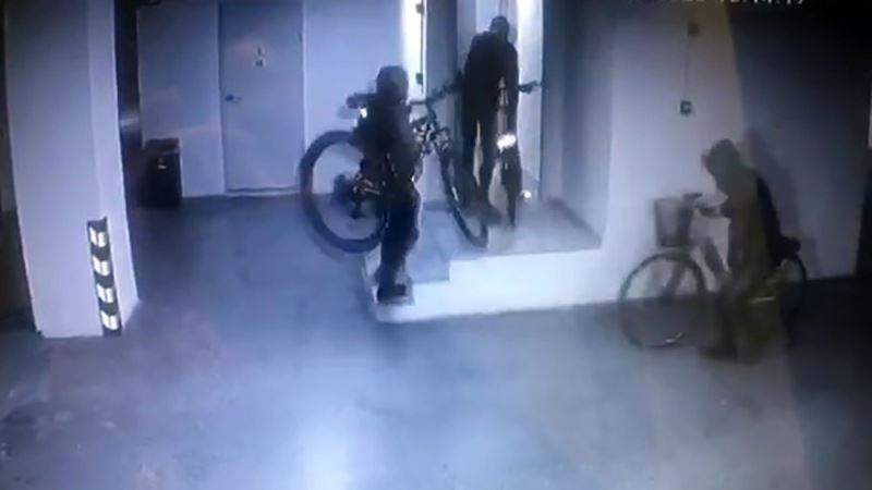 Pahalı bisiklet hırsızları kamerada
