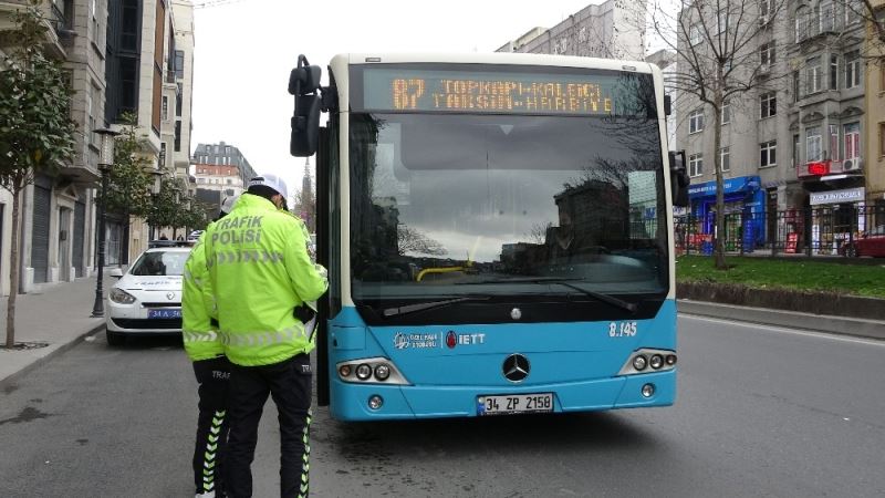 Taksim’de vatandaştan ilginç savunma: “Dışarıda maskeyle dolaşmak mahsurlu”
