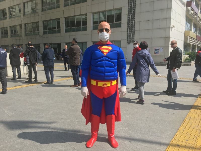 (Özel) ‘Süperman’ maske ve eldivenlerini takıp İstanbul sokaklarına indi
