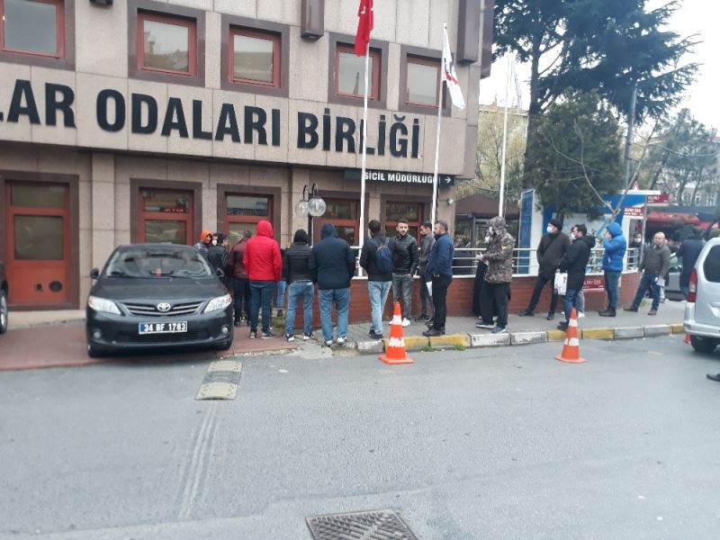 Kredi desteğine gelen vatandaşlar sosyal mesafe kuralına uymadı
