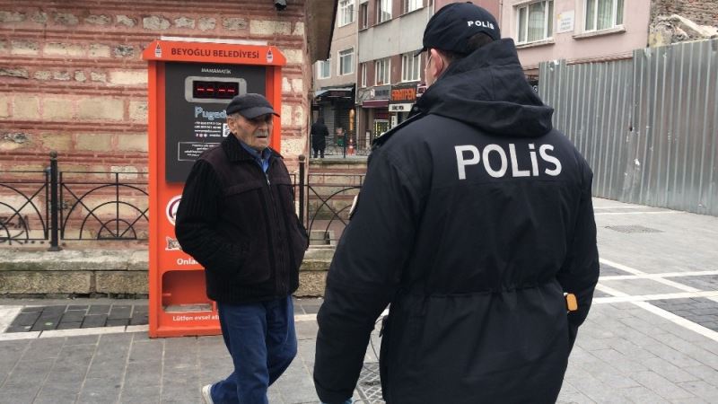 (Özel) İstanbul’da sokağa çıkan yaşlıların polisi ikna çalışmaları kamerada
