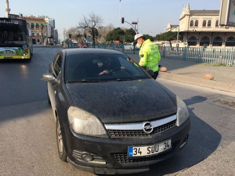 Trafik polislerinden sokağa çıkan araçlara denetim