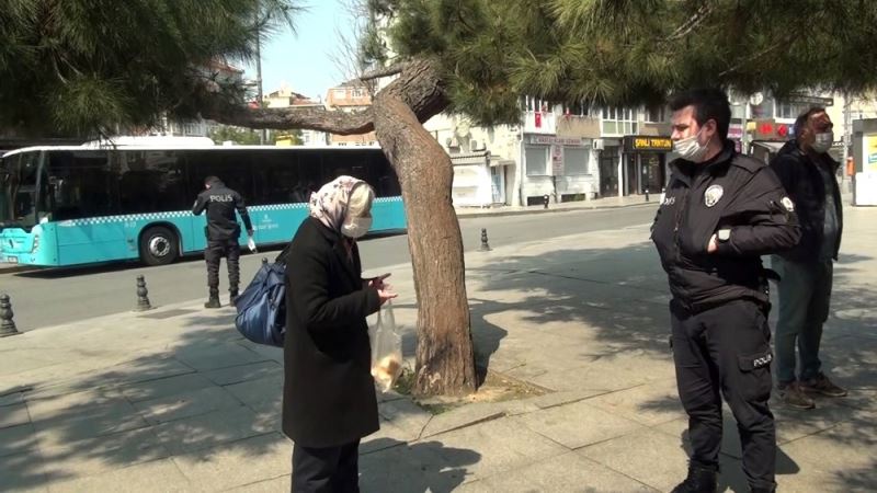 Fatih’te yasaktan habersiz güvercinleri beslemek için sokağa çıktı
